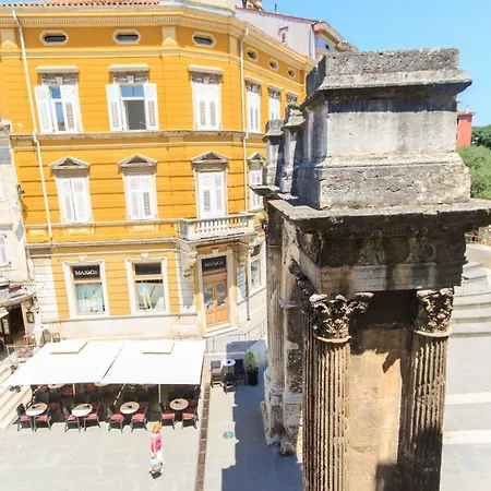 In Center With Parking Apartament Pula