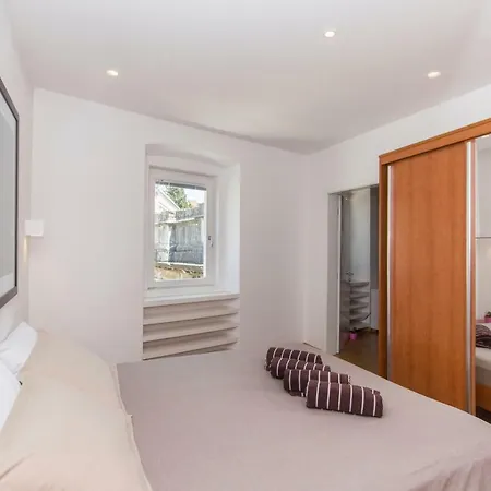 Lägenhet In Center With Parking Pula