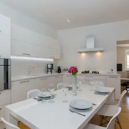 Apartment In Center With Parking Pula